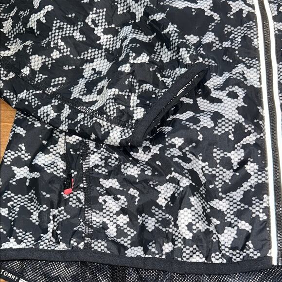 Tommy Hilfeger Sport Women’s Full Zip Black Camo Hooded Windbreaker Size Large - Picture 3 of 10